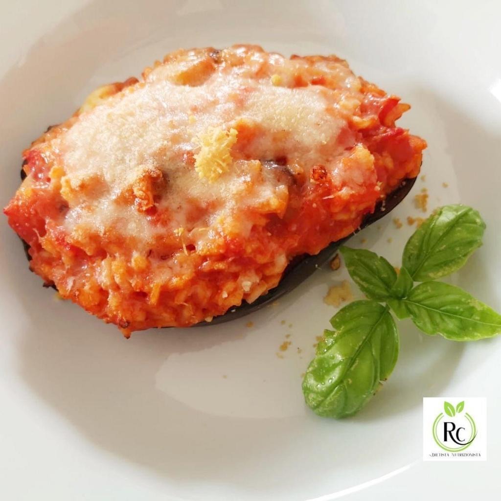 Barchetta di melanzane ripiene di riso con cuore filante