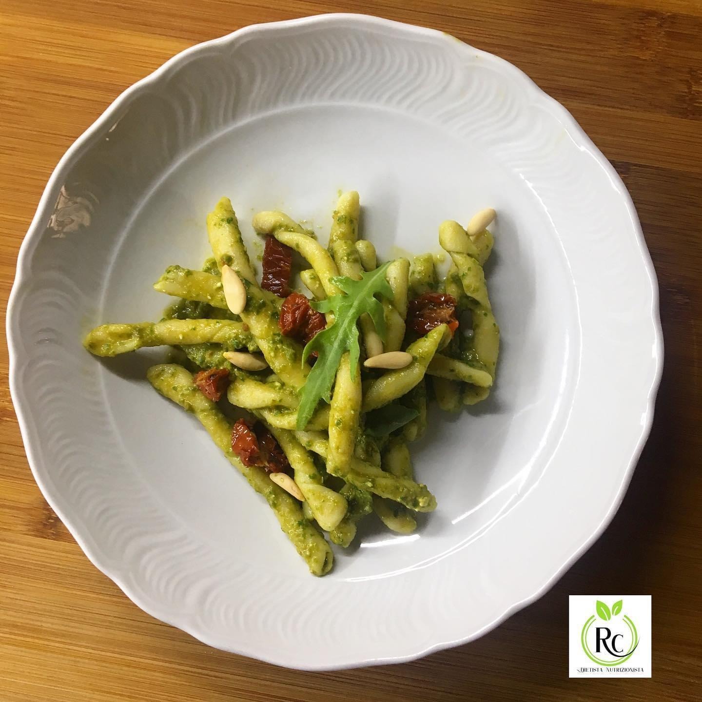 Busiate con pesto di rucola e pomodori secchi